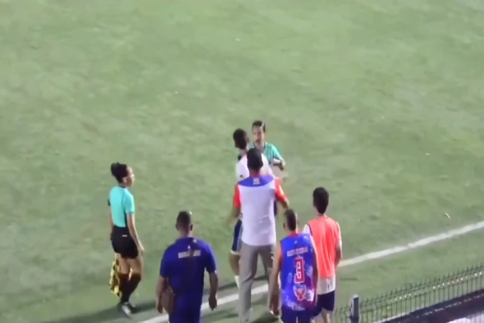 فيديو يوثق لحظة اعتداء لاعب على حكمة بالصفع في مباراة الدوري الكولومبي 2025