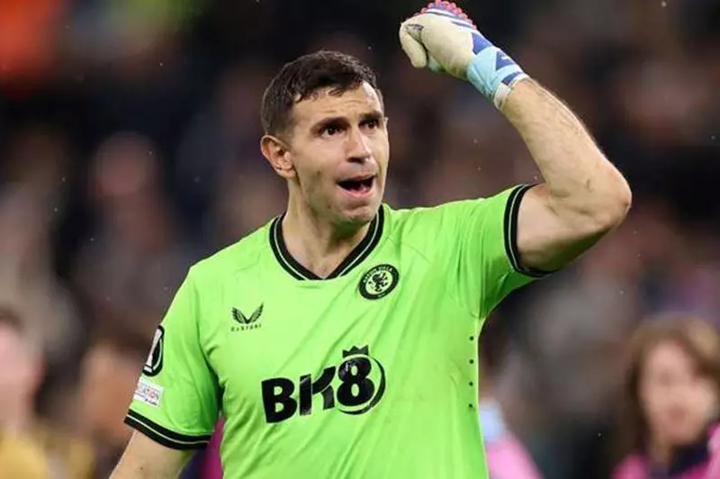 عائلة مارتينيز تروي تفاصيل تعثر انتقاله إلى يونايتد وتصفه بمارادونا