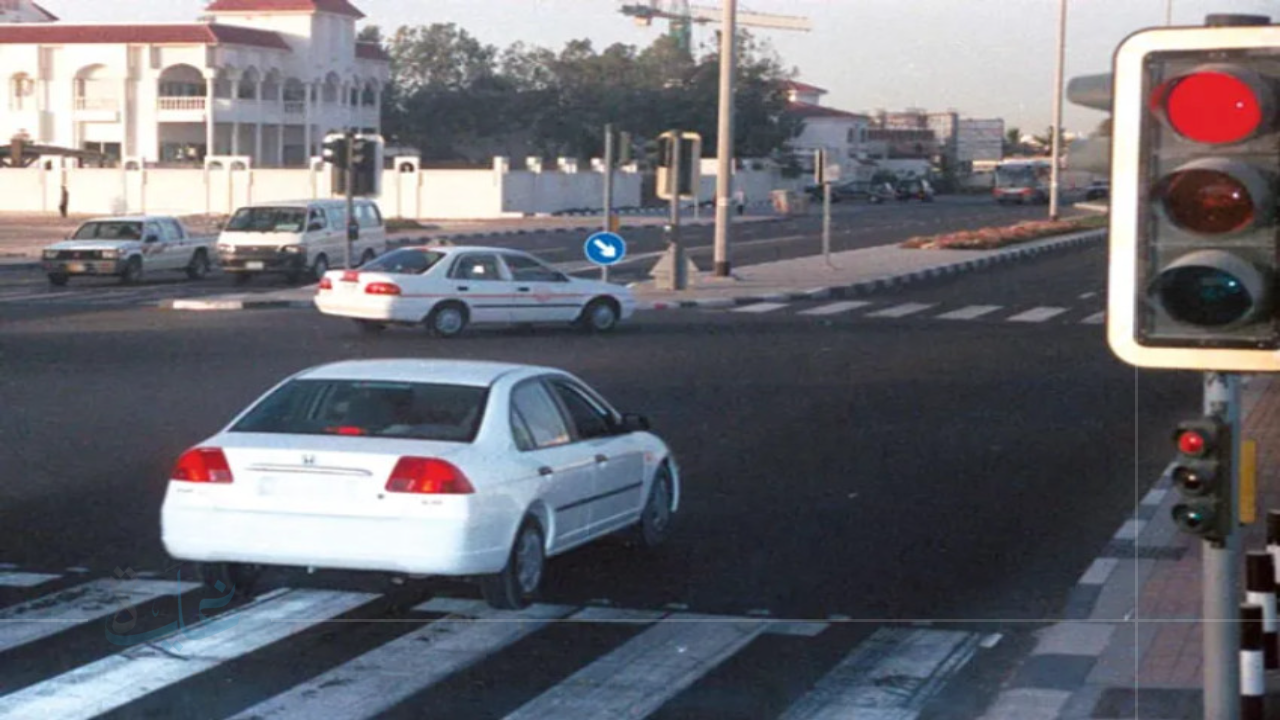 عقوبات جديدة لمخالفة قطع الإشارة الحمراء في السعودية 2025.. التفاصيل الكاملة والفروق بين المخالفة الأولى والثانية