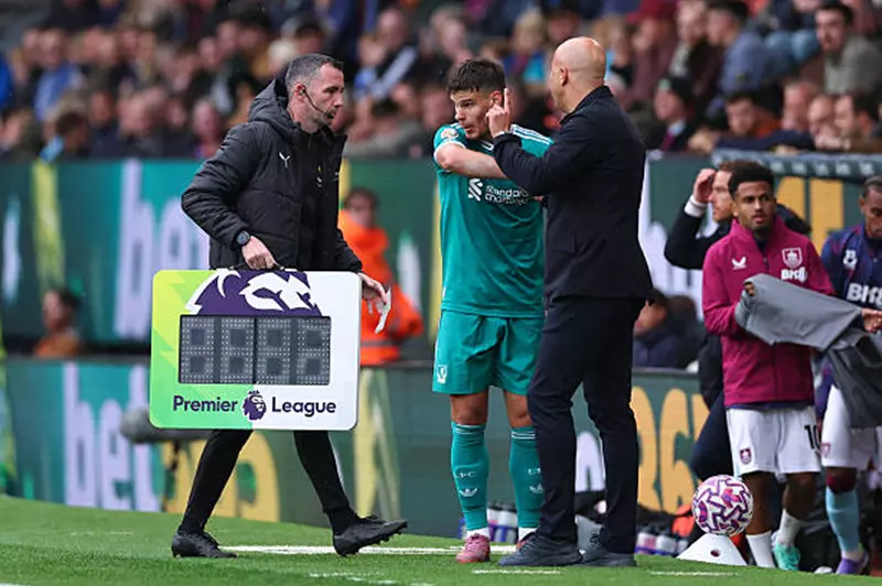 قرار مدرب ليفربول.. سر خروج كيركيز في الشوط الأول خلال مواجهة بيرنلي 2025