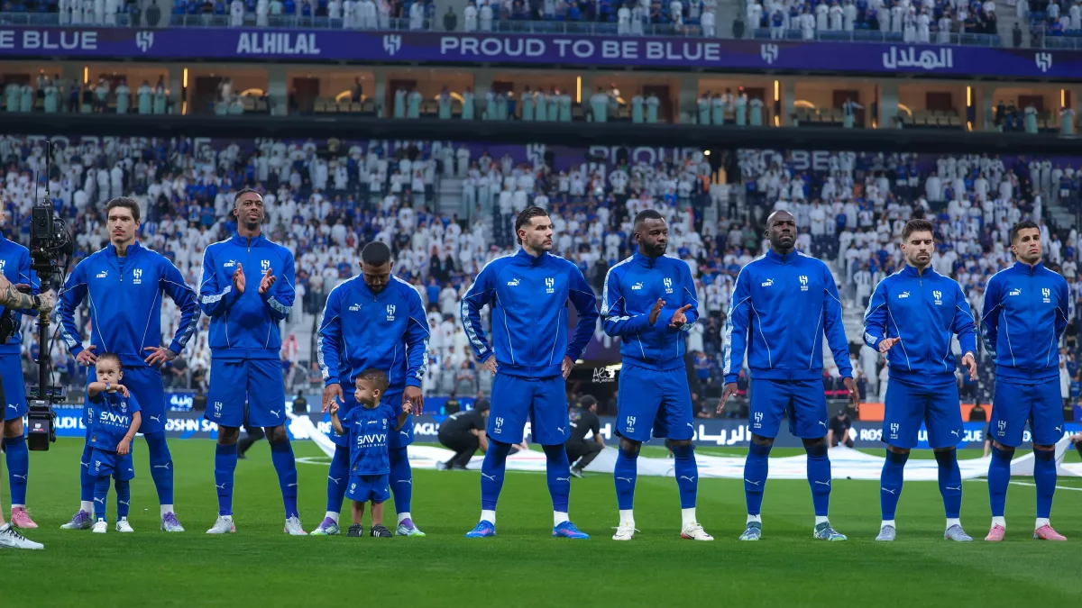 تعرف على الحكم الذي سيدير مواجهة الكلاسيكو بين الهلال والأهلي في 2025