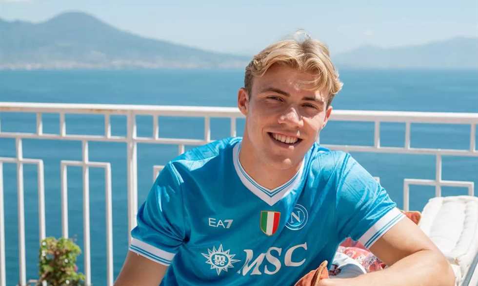 قيمة الشرط الجزائي في عقد هويلوند تظهر للعلن 2025