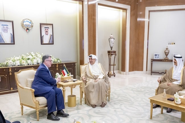 لقاء وزير شؤون الديوان الأميري ورئيس ديوان سمو ولي العهد مع القائم بالأعمال الأميركي وسفراء اليونان وألبانيا وفلسطين في 2025