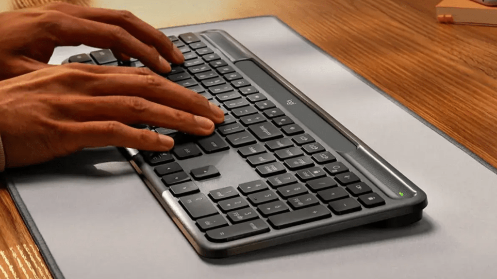 لوحة مفاتيح لاسلكية مبتكرة من Logitech تعمل بالطاقة الشمسية قادمة في 2025