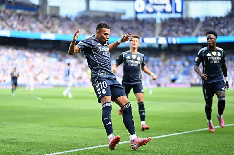 مبابي يتألق ويمنح ريال مدريد فوزاً ثميناً على سوسيداد رغم النقص العددي