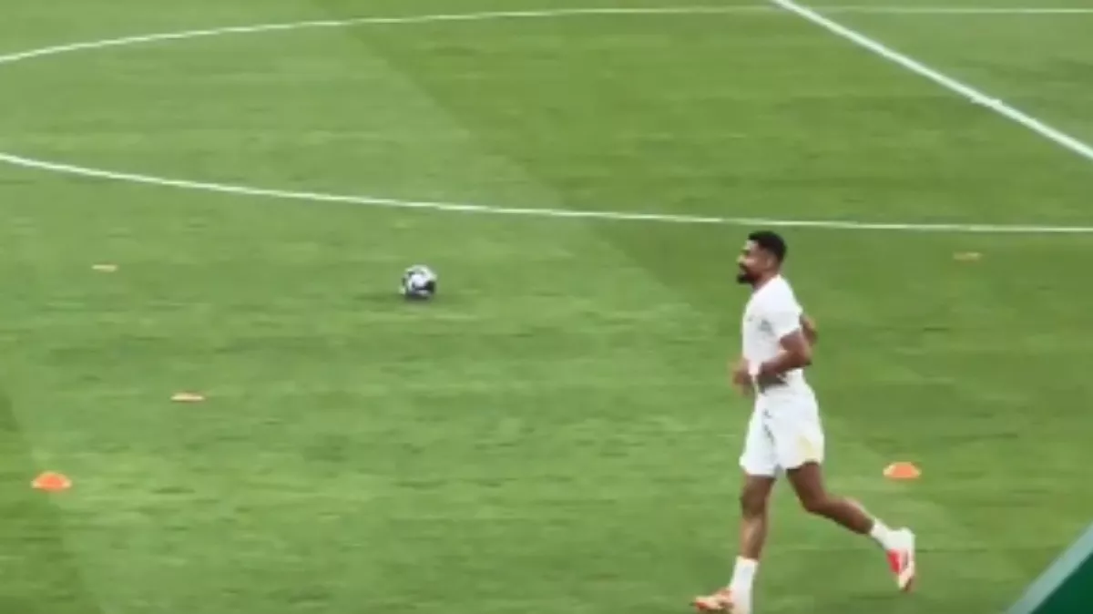 مشهد مثير للجدل من العمري يهز ملعب “الإنماء” قبل كلاسيكو الاتحاد والنصر 2025