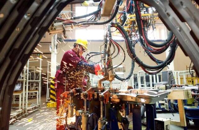 مصانع جنوب شرق آسيا تشهد انتعاشًا في 2025 وسط تضاؤل النمو في اليابان وكوريا