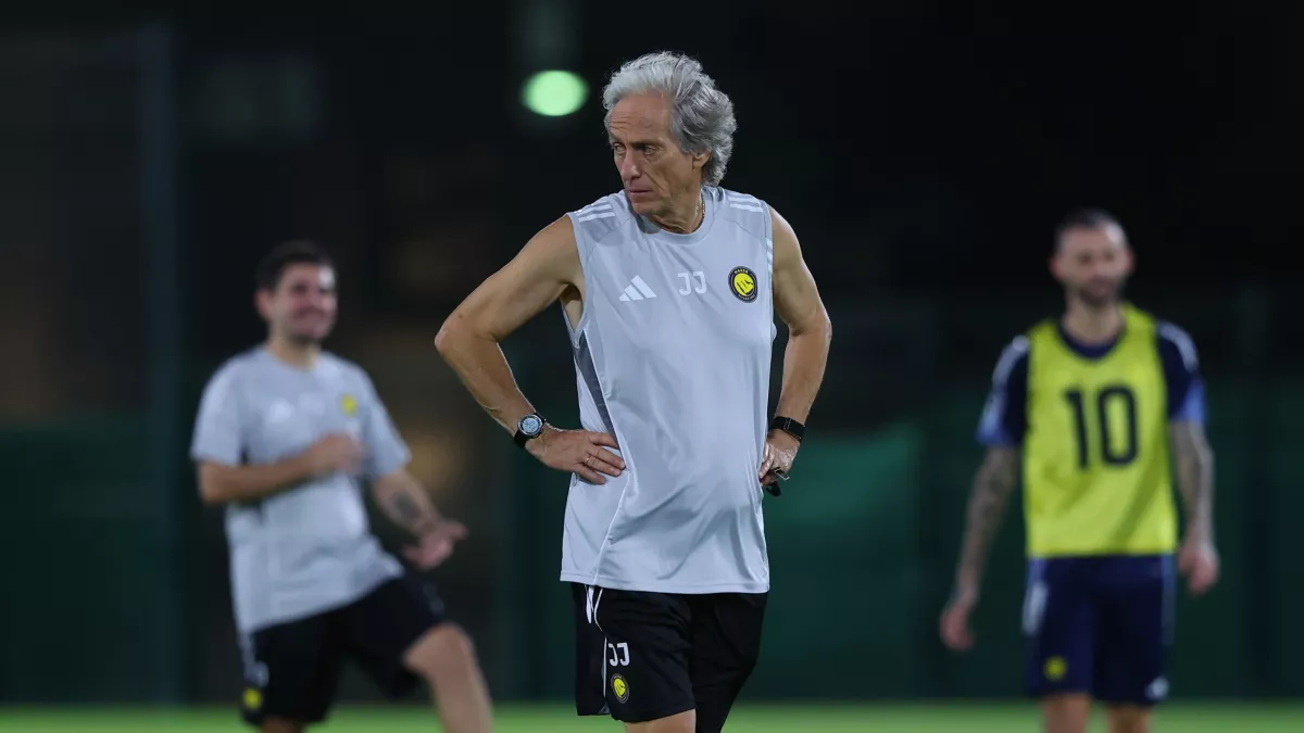 جورجي خيسوس يغيّب لاعبين أجانب من النصر في مواجهة الفتح بالدوري