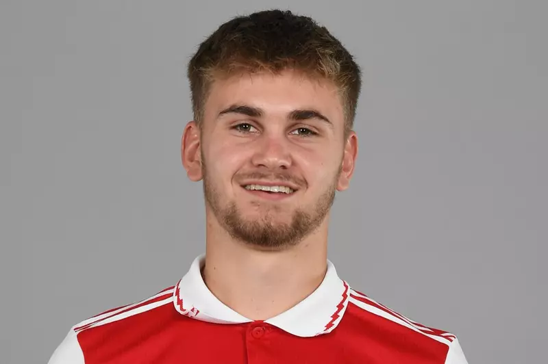 وداعًا لنجم أرسنال السابق.. وفاة لاعب بعمر 21 عامًا بعد إصابة دماغية خطيرة