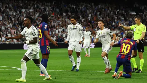 جدل تحكيمي جديد يهز الكلاسيكو والـVAR يلغي ركلة جزاء لريال مدريد