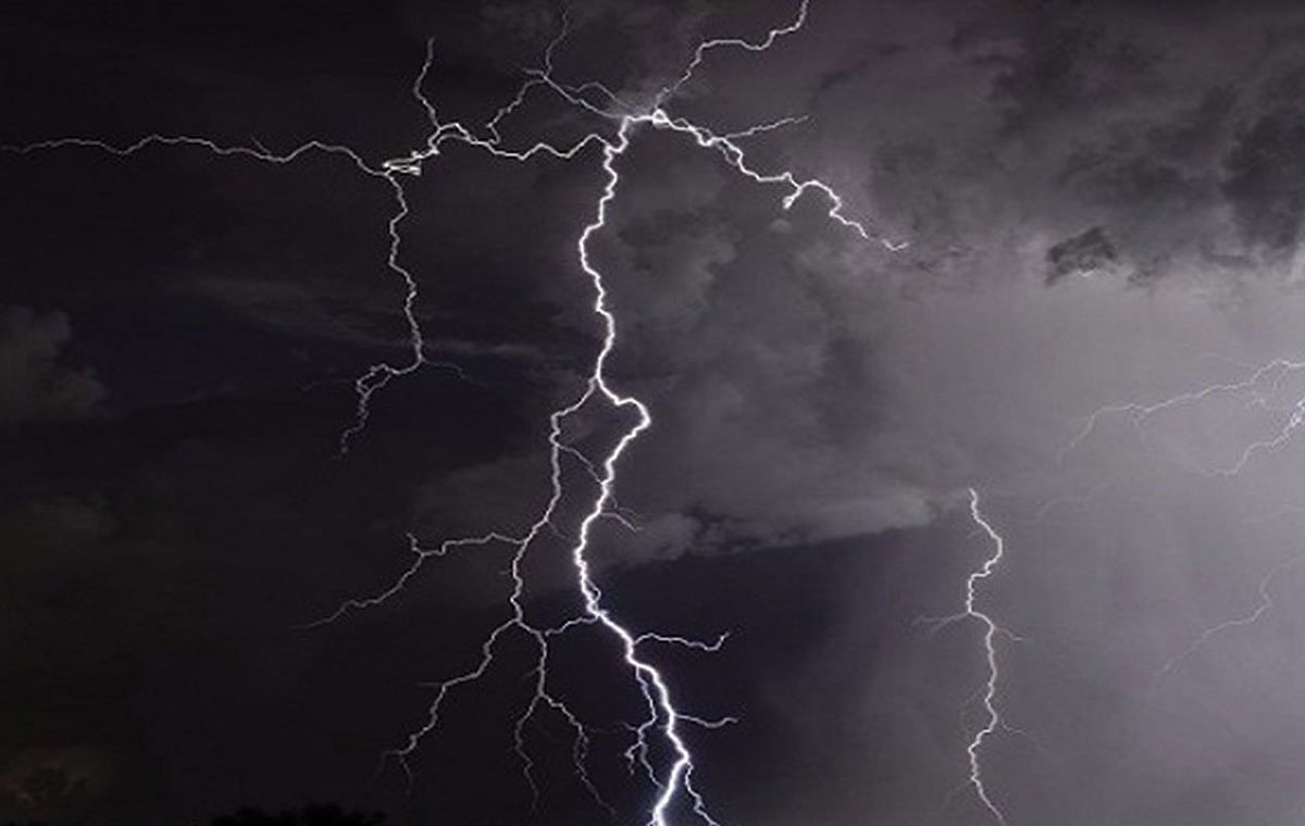 أمطار رعدية وزخات برد تغسل أجواء عدة مناطق