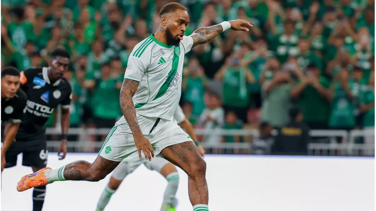 بـنقص عددي.. الشباب يفرض التعادل على الأهلي وسط حضور جماهيري