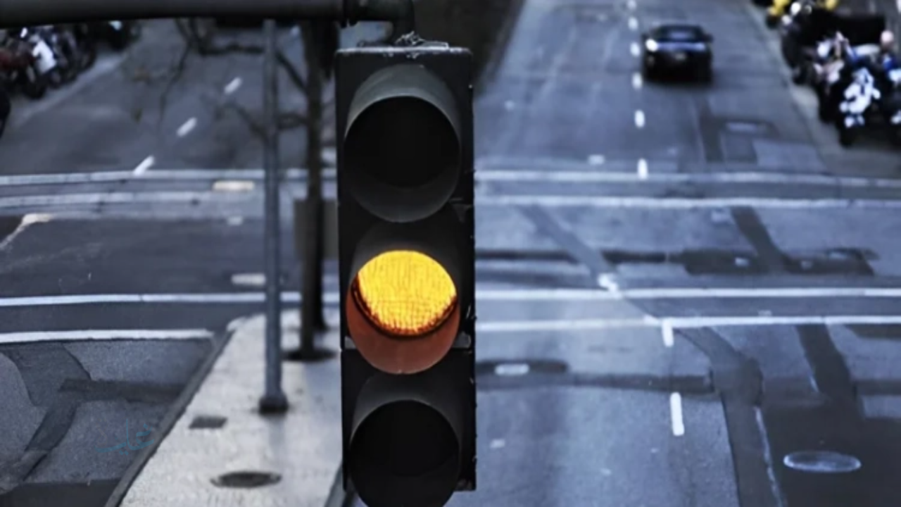 تجاوز الإشارة البرتقالية يعرضك لغرامة مالية كبيرة تصل إلى 6000 ريال