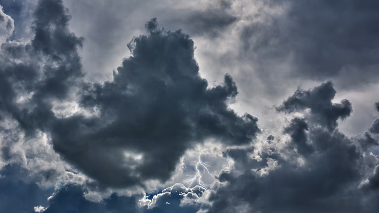 تحذيرات من الأرصاد.. أمطار ورياح وأتربة تضرب 4 مناطق سعودية اليوم حتى المساء