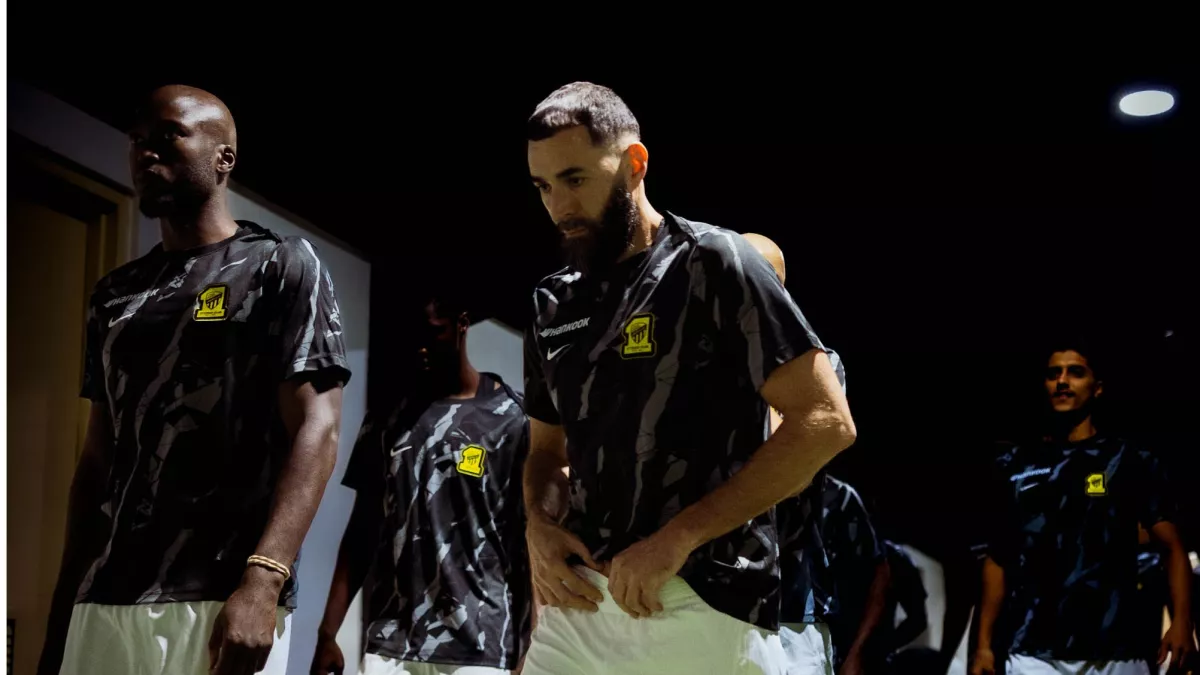 بنزيما يهدر ركلة جزاء أمام الفيحاء.. جستنيه يوضح ويثير الجدل