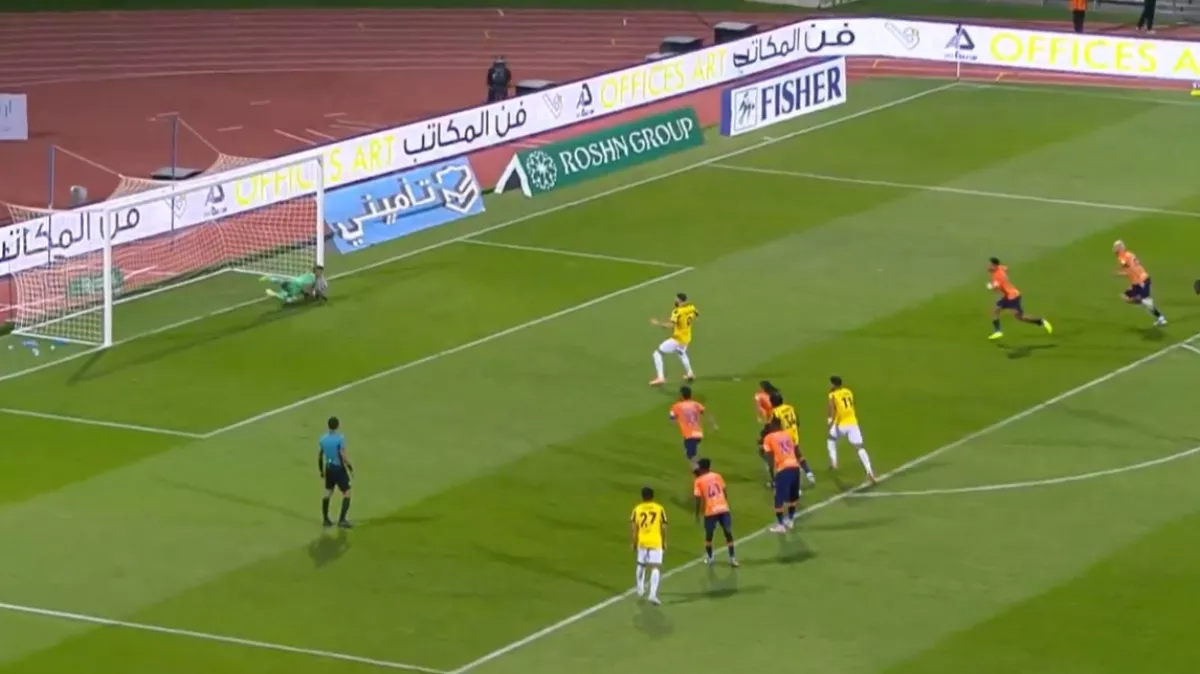 تحليل تحكيمي مثير.. هل كان قرار احتساب ركلة جزاء الاتحاد أمام الفيحاء صحيحاً؟