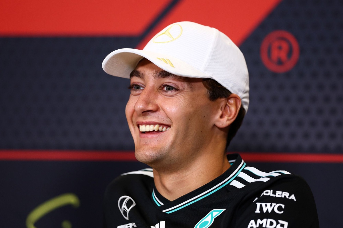 راسل يحجز الصدارة في سنغافورة بلفة مذهلة متقدماً على فيرستابن وبياستري