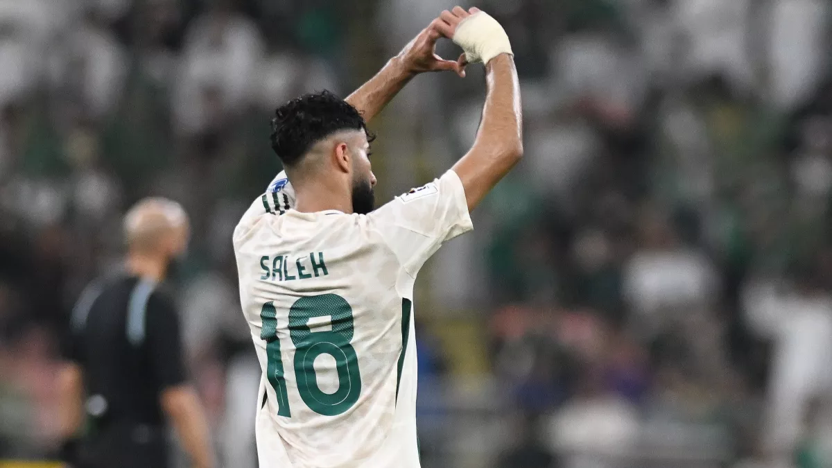 صالح أبو الشامات يتعرض لإصابة مروعة ويقلق الجماهير السعودية خلال مواجهة العراق (فيديو)