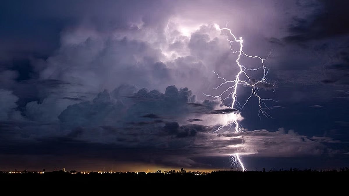 طقس غير مستقر.. أمطار رعدية وبرد يعبران ست مناطق