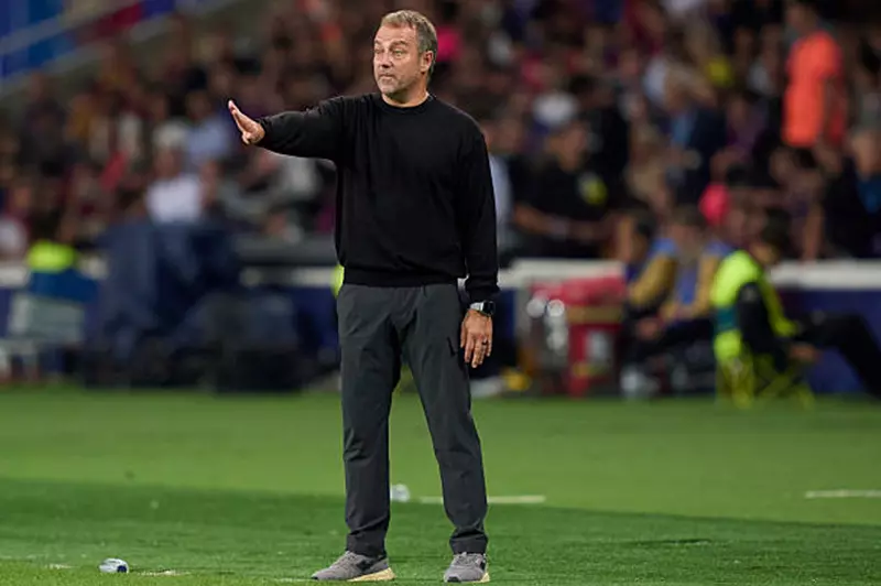 غياب هانز فليك يثير التساؤلات قبل مواجهة ريال مدريد وبرشلونة