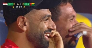 لحظة طريفة.. محمد صلاح يستعرض مهاراته في الرقص مع سعفان الصغير عقب مواجهة غينيا بيساو