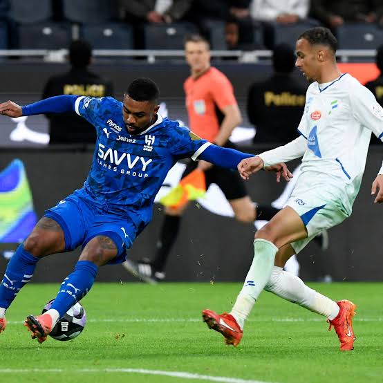 الملعب مشتعل!.. تعرف على مواعيد القنوات الناقلة لمواجهة الهلال والفتح في الدوري السعودي 2026!