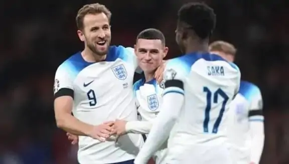 المواجهة اللي الكل مستنيها!.. موعد مباراة إنجلترا وصربيا في تصفيات كأس العالم – التحدي يبدأ من هنا!