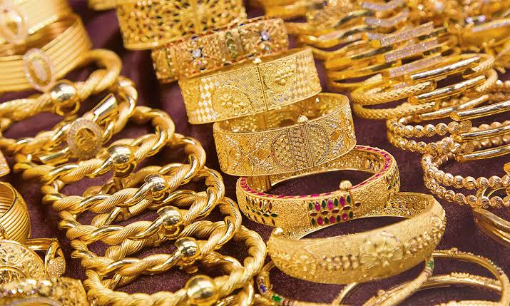 السوق العراقي يغلي!.. موجة صعود جديدة للذهب اليوم 14 نوفمبر 2025 تخلي الزبائن في حيرة “نشتري ولا نستنى؟”