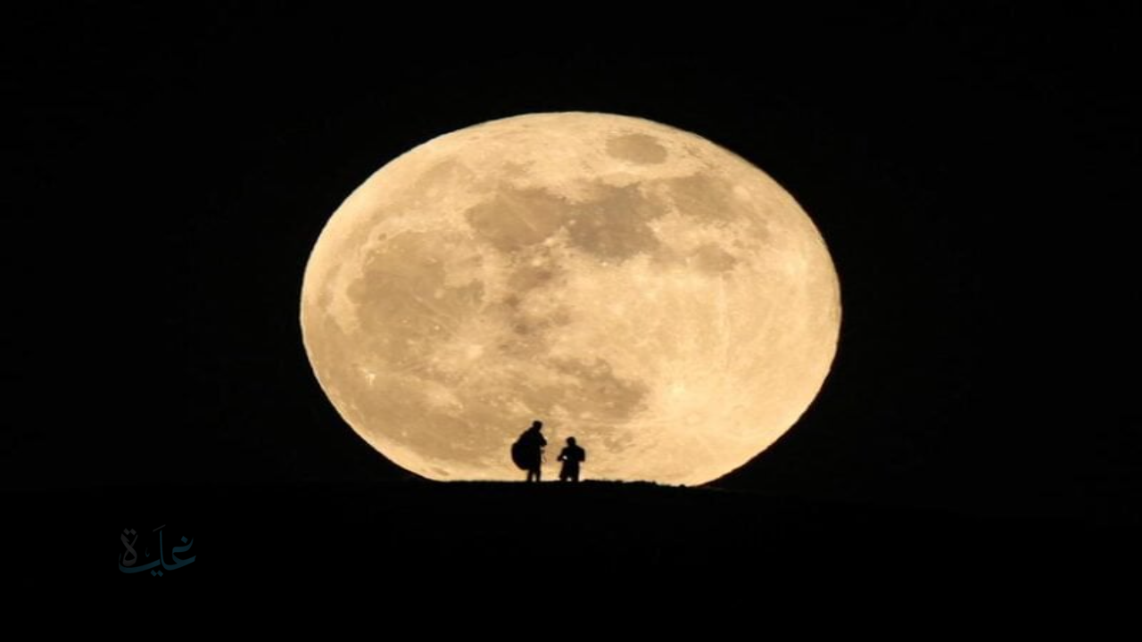 الليلة.. القمر العملاق يعانق “الثريا” في مشهد سماوي يخطف الأنظار فوق سماء السعودية
