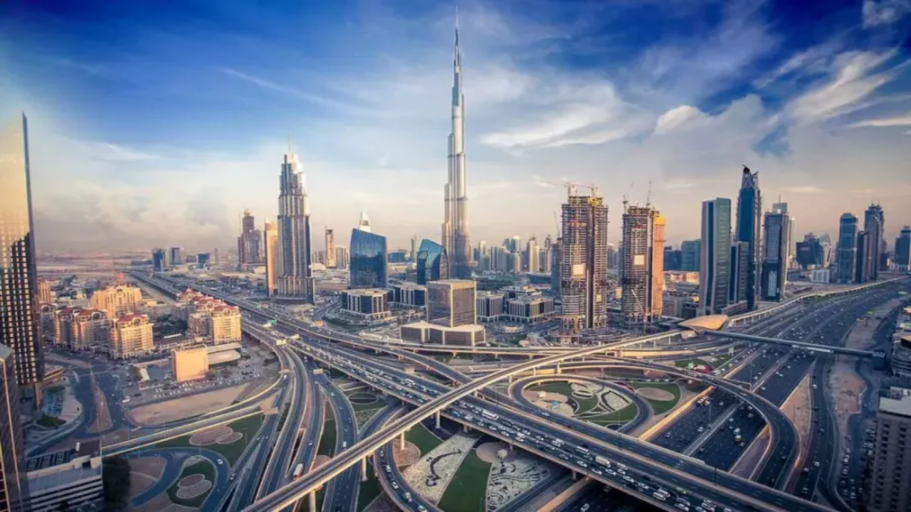 توقعات الطقس في الإمارات غداً.. أجواء غائمة جزئياً وفرصة محدودة لهطول الأمطار