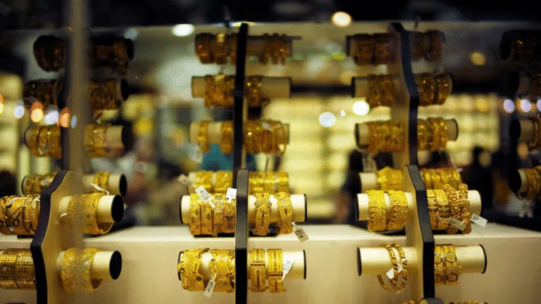 سعر الذهب اليوم الاثنين 17 نوفمبر 2025 في مصر .. استقرار الأسعار بعد التراجع الأخير