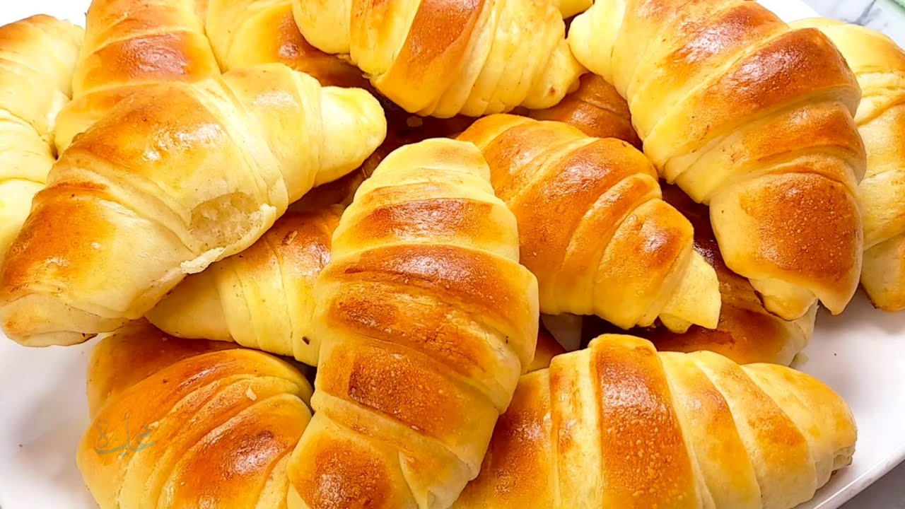 طريقة عمل الكرواسون في المنزل بدون فرن بقوام هش وخفيف أحسن من الجاهز