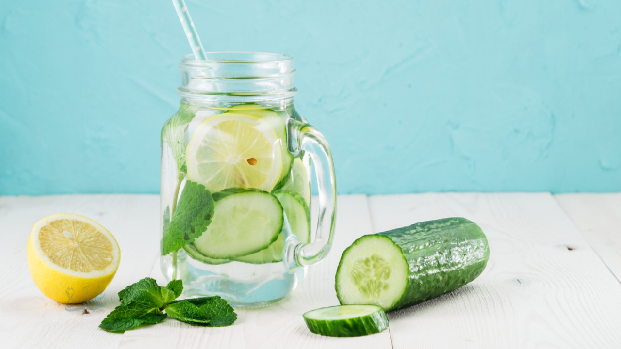 “المشروب الطبيعي الأعجوبة هيخسسك 7 كيلو”.. كيف يساعدك ماء الخيار بالليمون على حرق الدهون وتعزيز صحتك اليومية؟