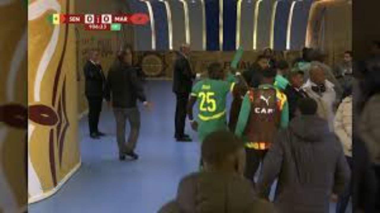 السبب وراء مغادرة لاعبو السنغال الملعب في نهاية الشوط الثاني ويرفضون استكمال المباراة