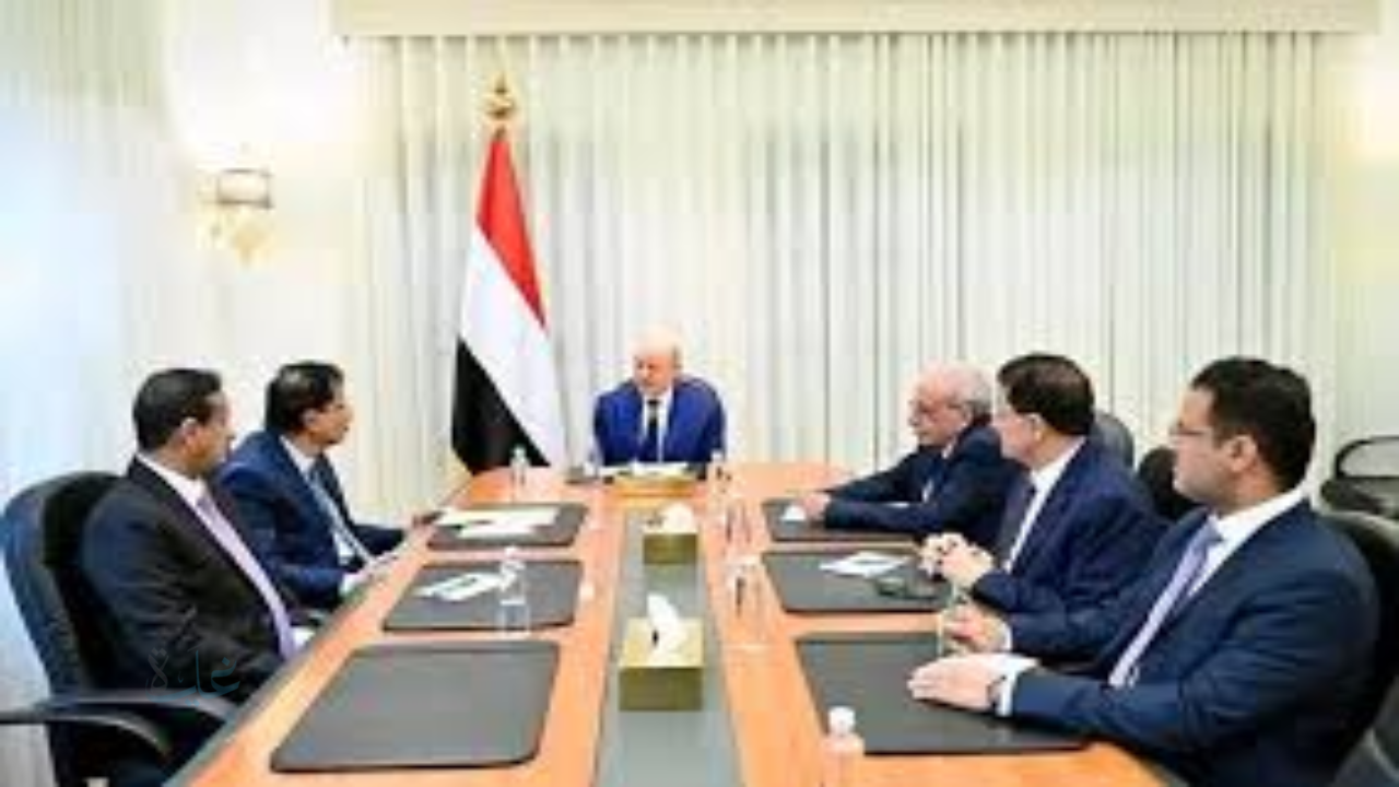 رئيس مجلس القيادة يدشّن مرحلة إنمائية واعدة في المهرة وشبوة ويؤكد.. الأمن والاستقرار أساس التنمية المستدامة