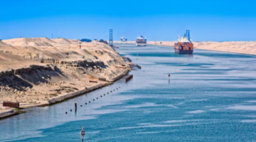 ما هي قصة السفينة الجانحة في مصر؟.. وقناة السويس تحذر مالكها