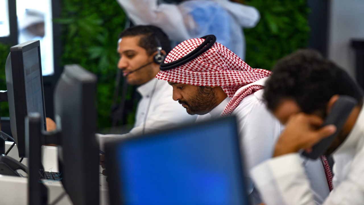 “الموارد البشرية” تُوضح عدد ساعات العمل في رمضان 1447 ومواعيد الدوام للقطاعين الحكومي والخاص