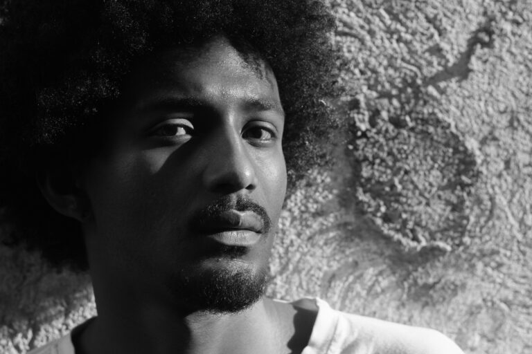 كيف أعمل ترند السبعينات؟.. دليلك الكامل لتحويل صورك إلأى "ستايل" الزمن الجميل