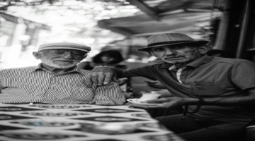 كيف أعمل ترند السبعينات؟.. دليلك الكامل لتحويل صورك إلأى "ستايل" الزمن الجميل