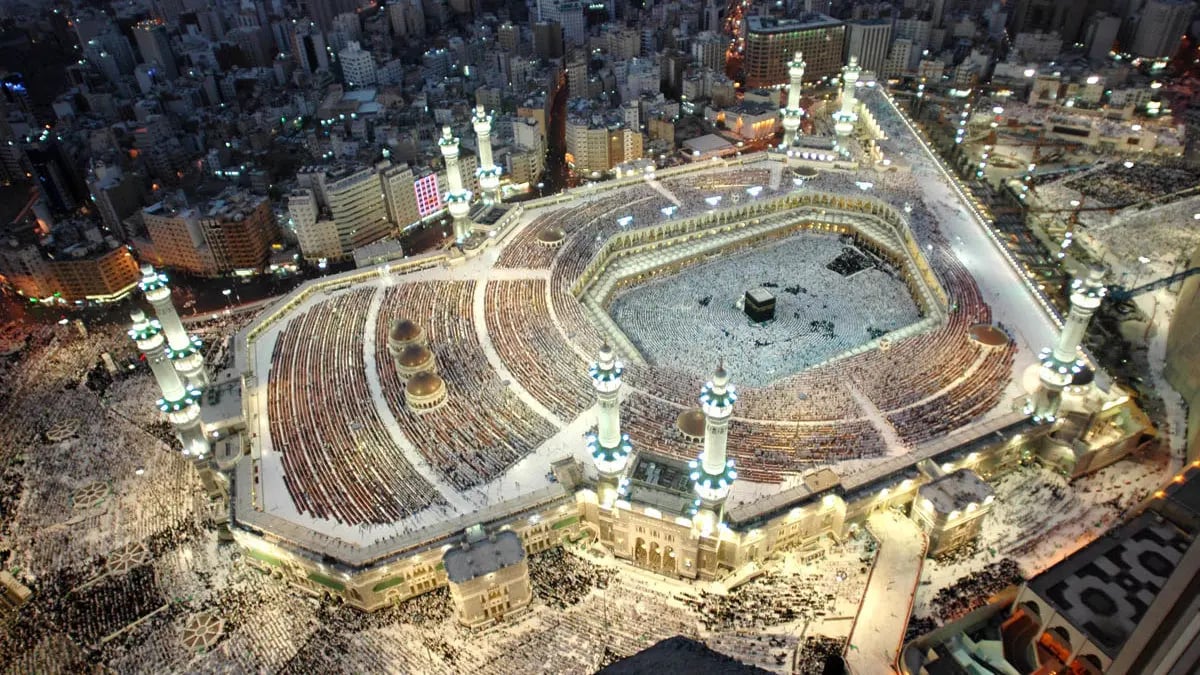 الأئمة وجدول صلاة التراويح والتهجد في الحرم المكي والمسجد النبوي رمضان 1447هـ – 2026م