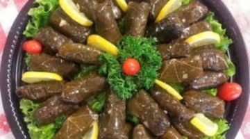 محشي ورق العنب علي سفرتك في رمضان بسر تسبيكة وخلطة رهيبة وكمان باللحمة المفرومة