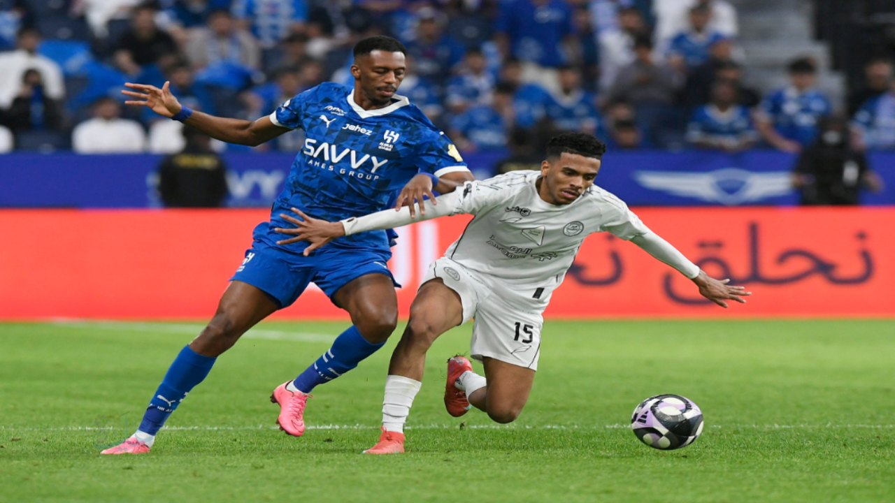 al-shabab vs al-hilal.. من هو معلق مباراة الهلال ضد الشباب في دوري روشن السعودي الآن والقنوات المفتوحة الناقلة؟