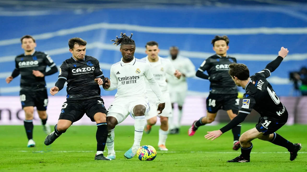 real madrid vs real sociedad.. القنوات الناقلة لمباراة الريال ضد ريال سوسيداد الشوط الأول الآن ومعلق المباراة في الدوري الإسباني 2026