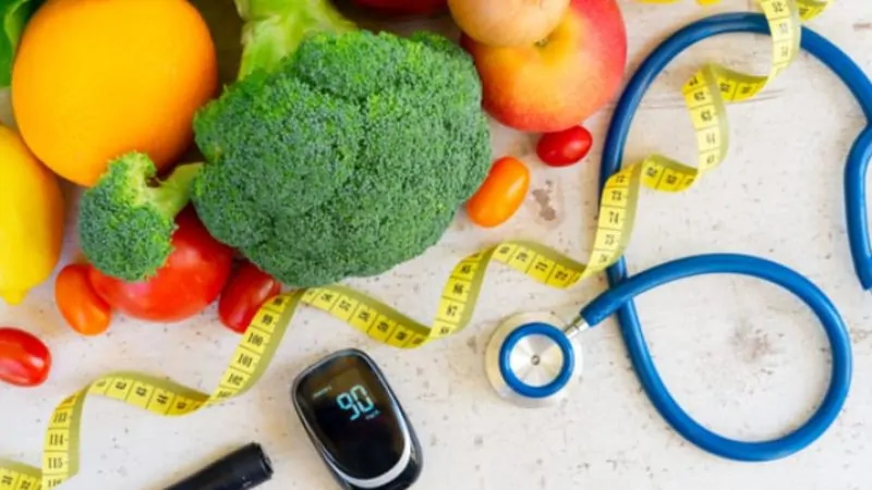 أهم النصائح وطرق عملية لخفض السكر في الدم دون أدوية والأطعمة التي يجب تجنبها