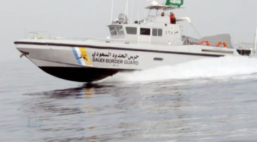 عملية إنقاذ عاجلة .. حرس الحدود ينقذ مقيمين بعد تعطل واسطتهما في بحر الليث