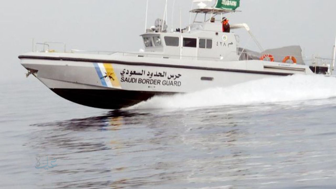 عملية إنقاذ عاجلة .. حرس الحدود ينقذ مقيمين بعد تعطل واسطتهما في بحر الليث